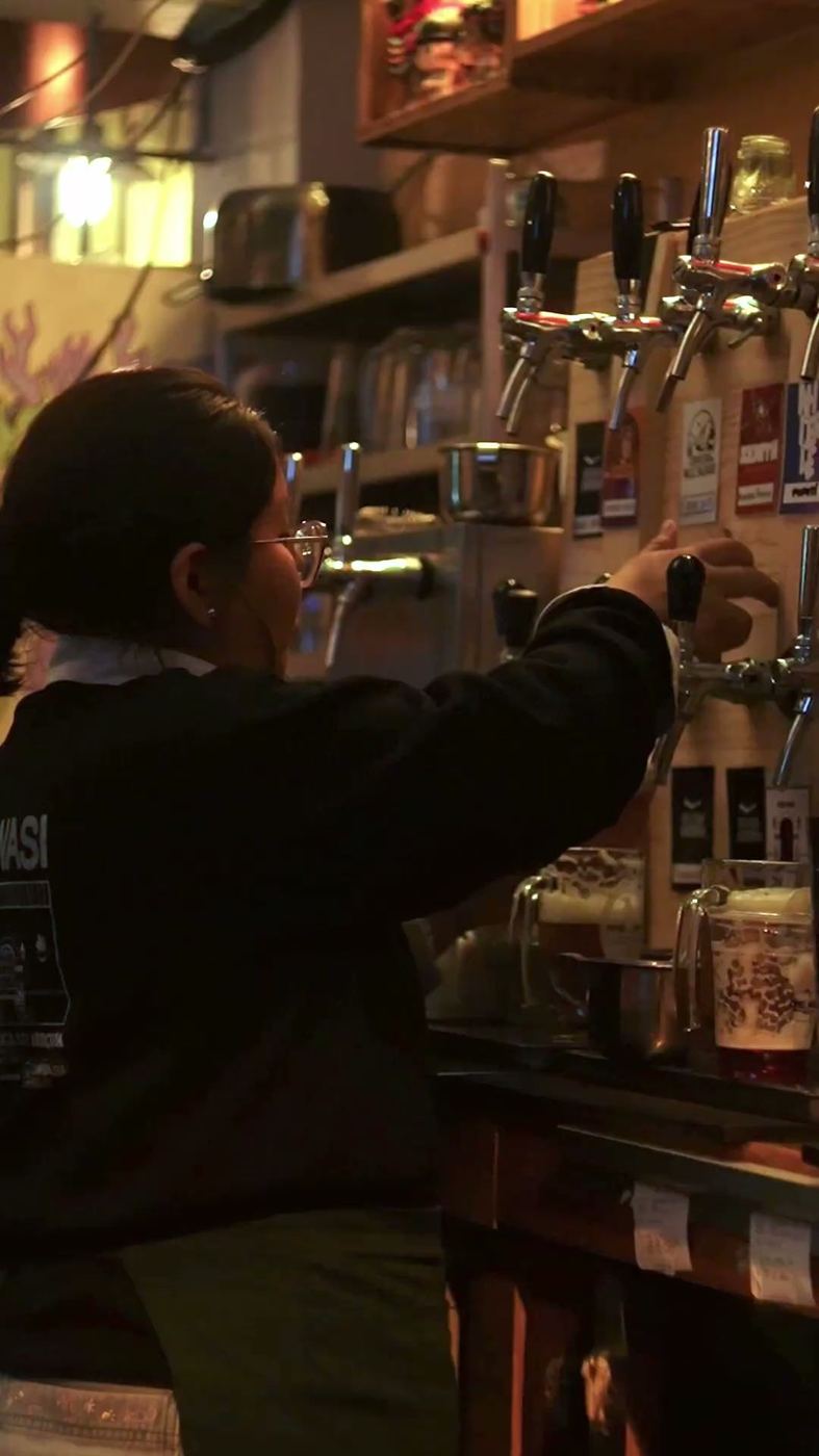 Bartender sirviendo en Chelawasi