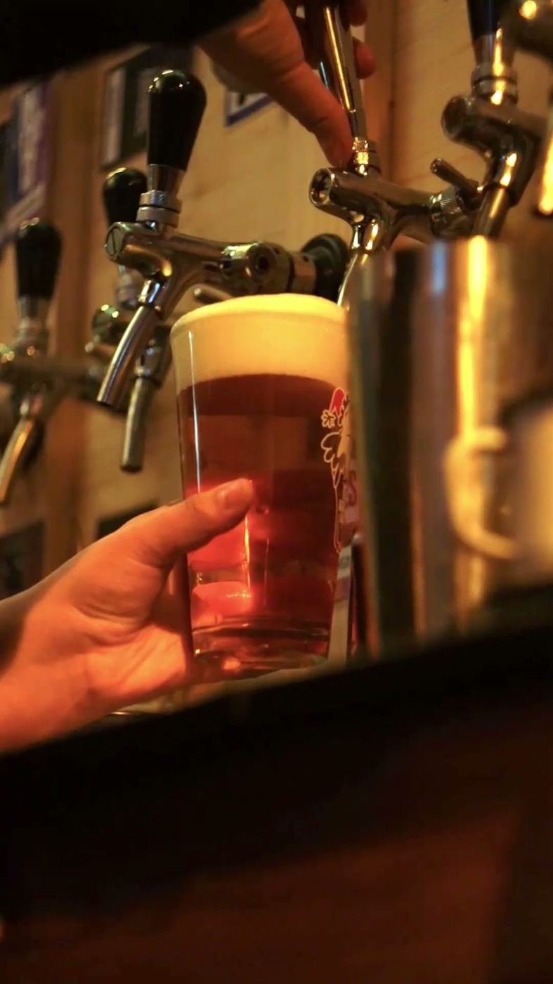 Cerveza recién servida del caño