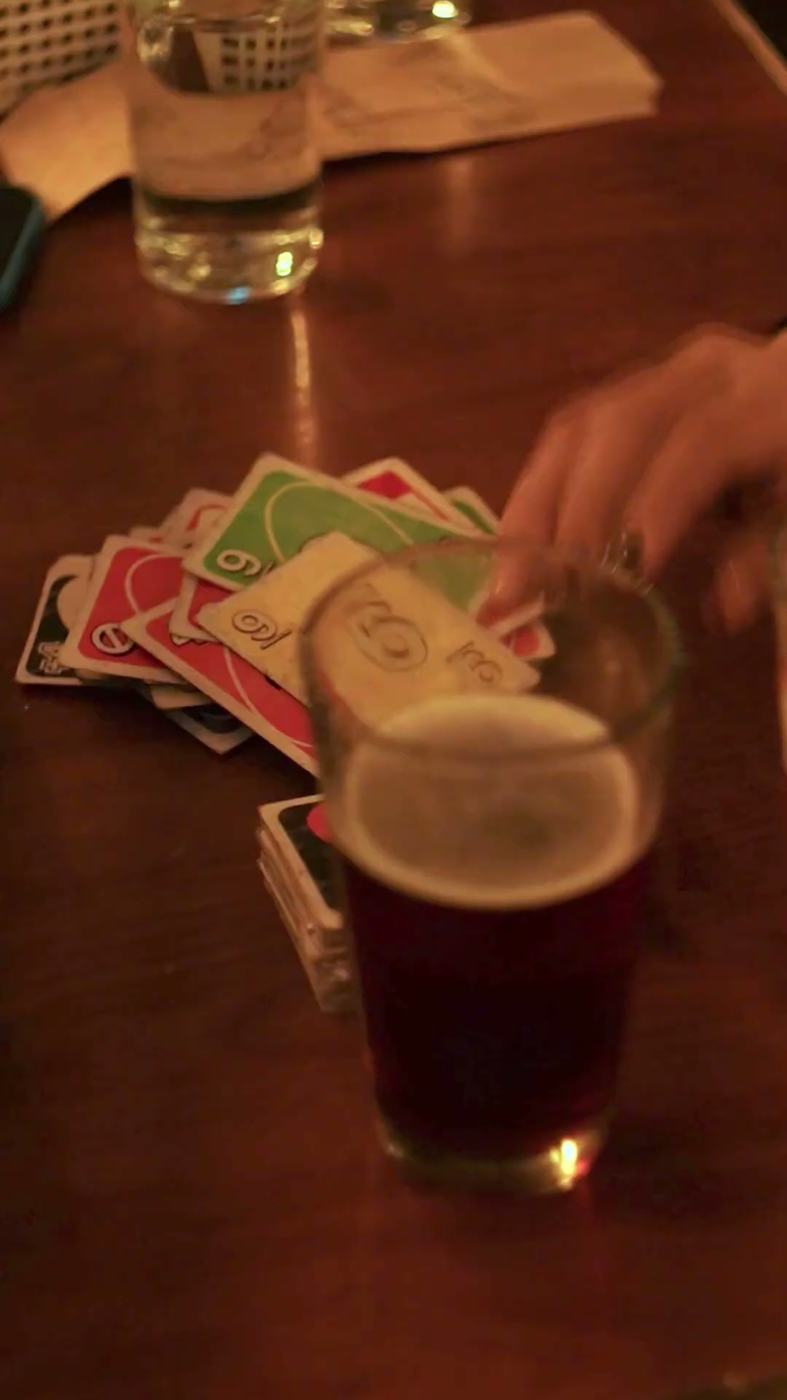 Pinta y cartas sobre la mesa